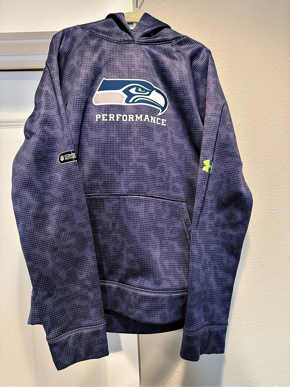 Seahawks Performance Sweatshirt with hood in Youth Small